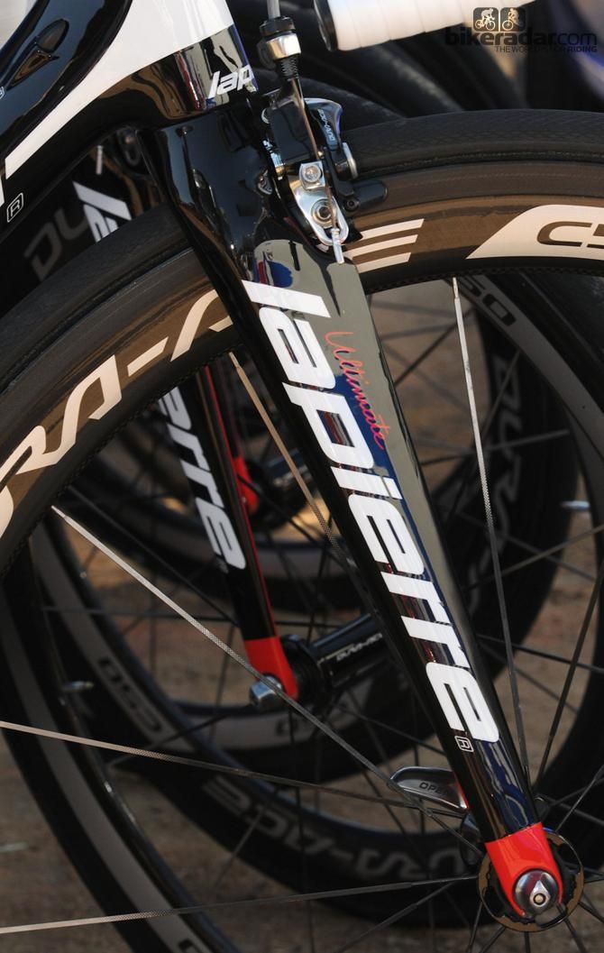 Thibaut Pinot&rsquo;s (FDJ) Lapierre Xelius EFi frame was carrying a modified fork, with the top front edge cut away to accept a Shimano Dura-Ace Direct Mount brake