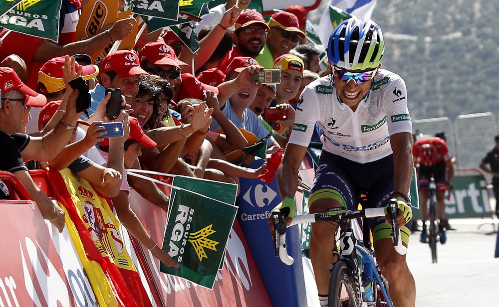 Estaban Chaves powers to the finish of stage 6 at the 2015 Vuelta a Espana.
