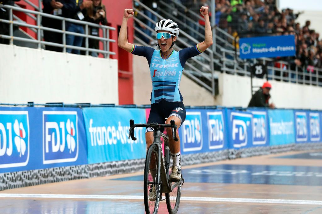 ROUBAIX FRANCE OCTOBER 02 Elisabeth DeignanArmitstead of United Kingdom and Team Trek Segafredo celebrates winning in the Roubaix Velodrome Vlodrome Andr Ptrieux during the 1st ParisRoubaix 2021 Womens Elite a 1164km race from Denain to Roubaix ParisRoubaixFemmes ParisRoubaix on October 02 2021 in Roubaix France Photo by Bas CzerwinskiGetty Images