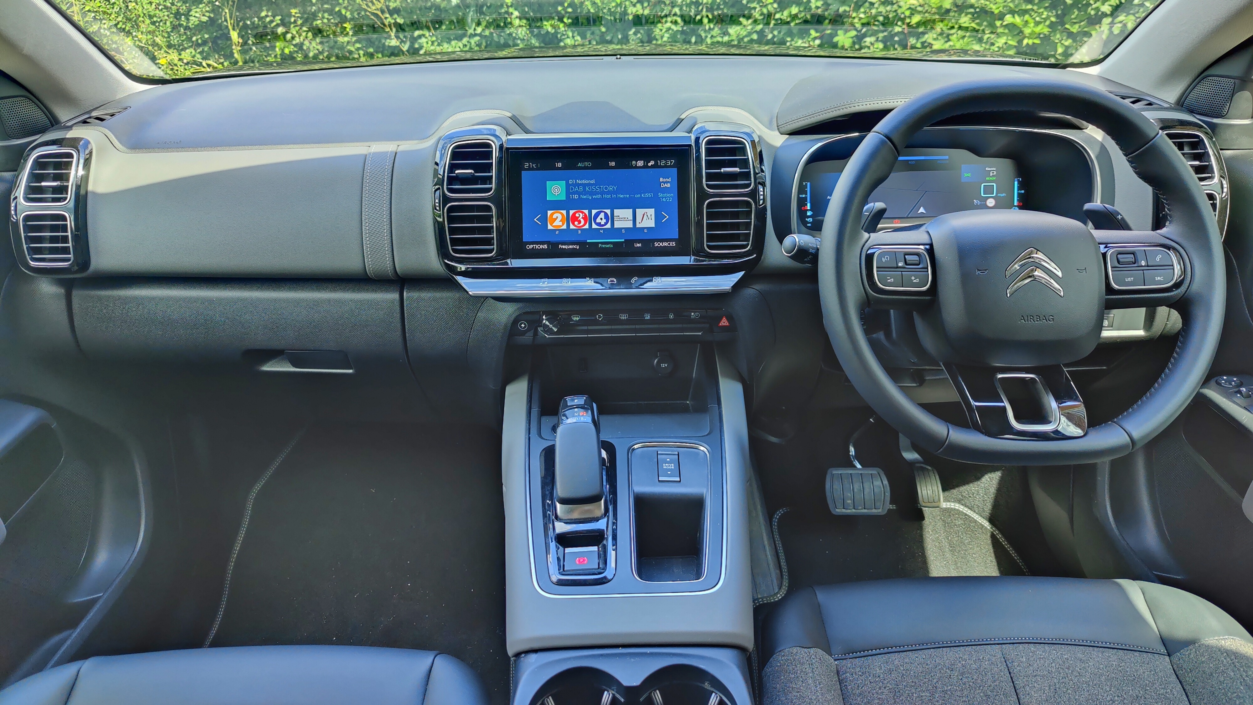 Full-width view of the dash in Citroën C5 AirCross