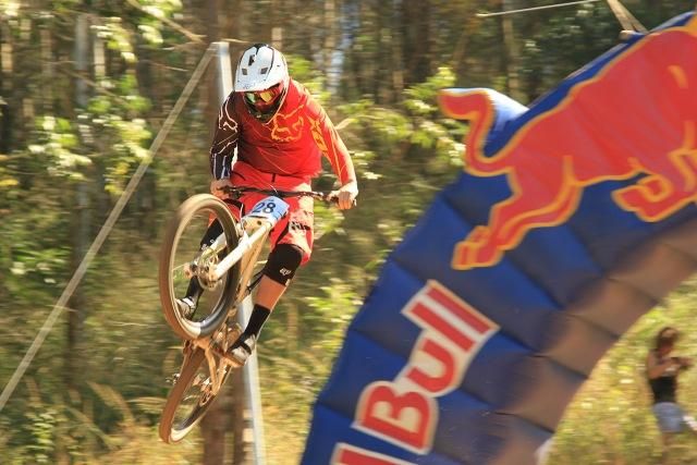 Jonty Neethling (sponsored by Morewood/Monster Energy/Fox) took top honours in the downhill race