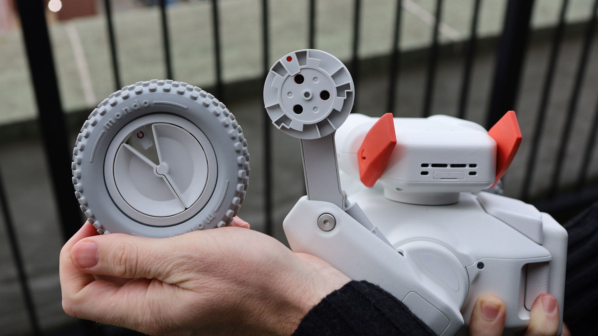 Mondo Beni camera robot