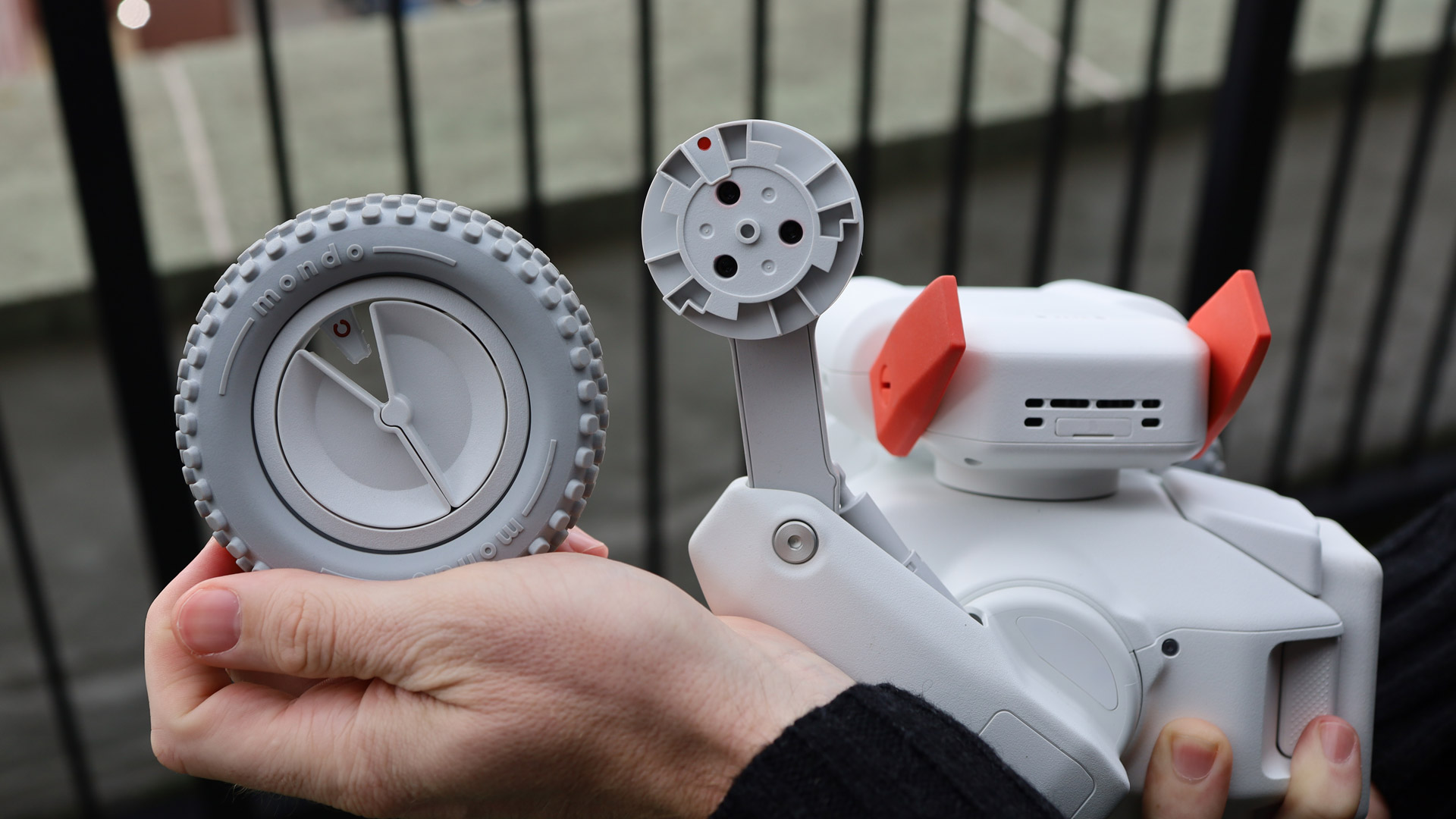 Mondo Beni camera robot