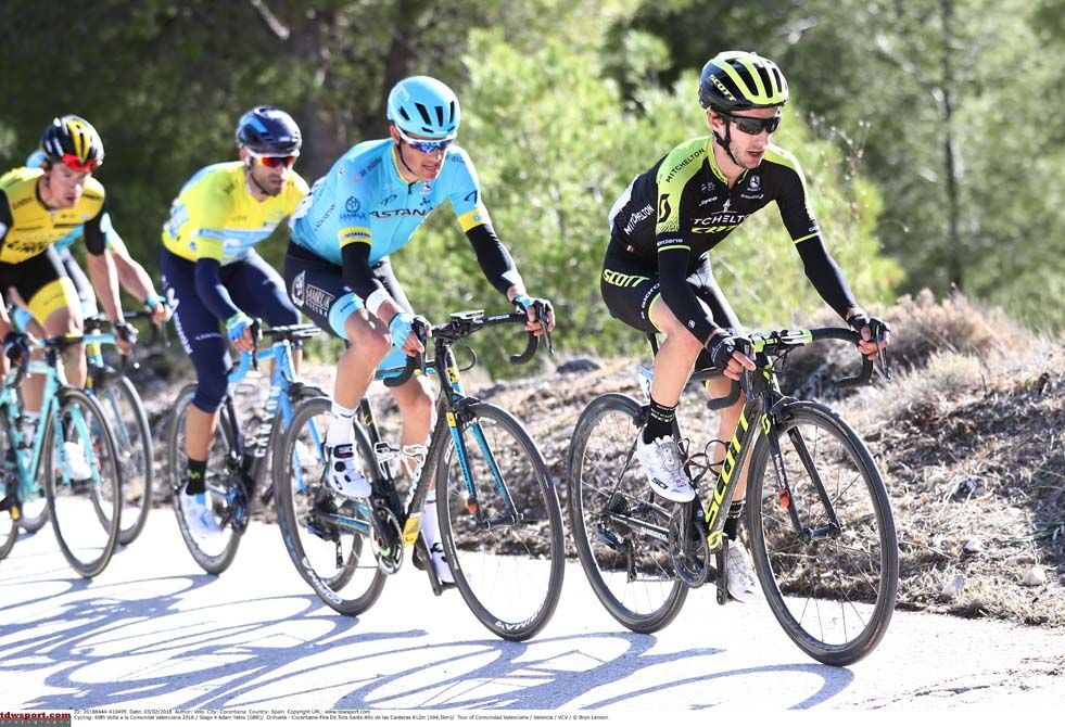 Valverde watches his rivals on the final climb of stage 4
