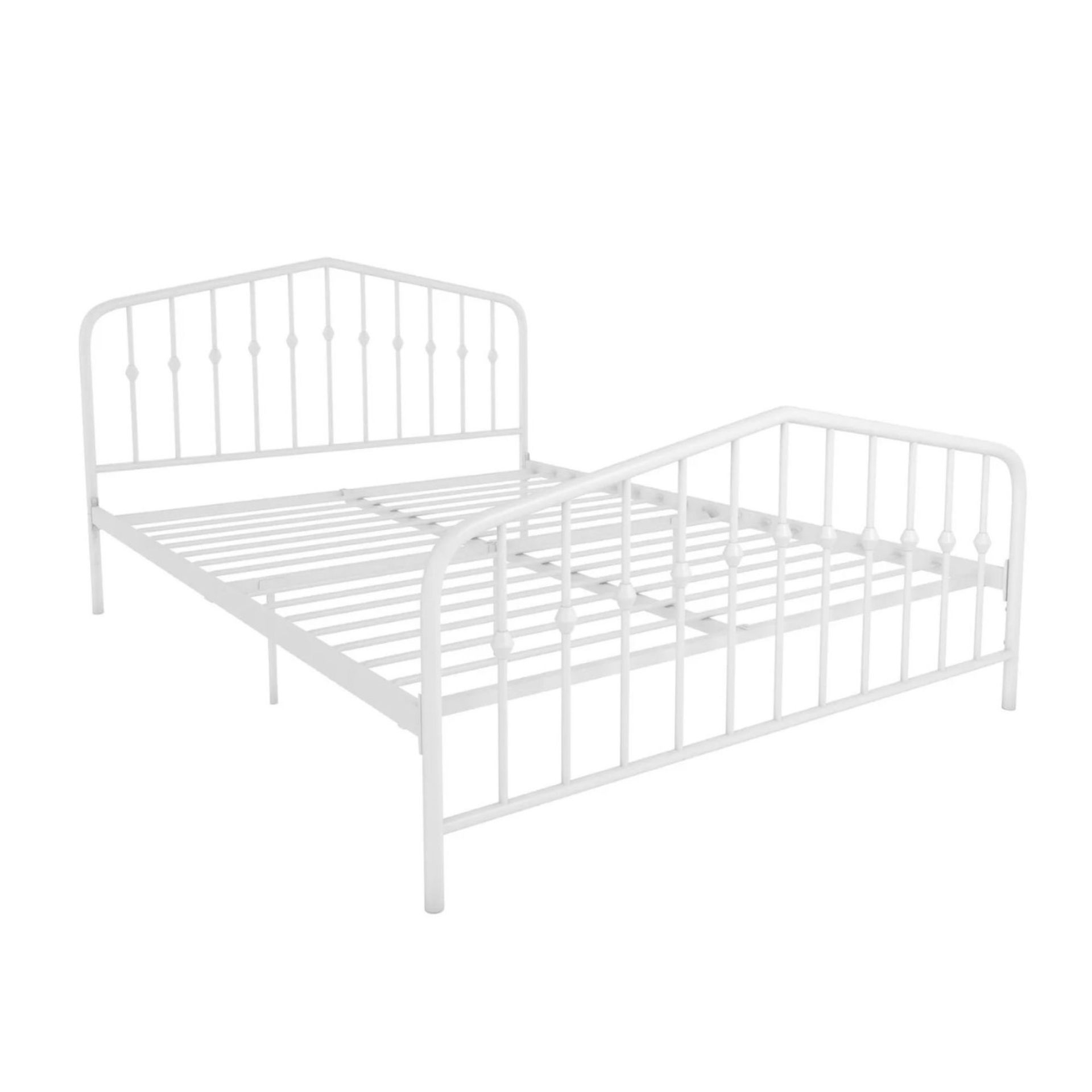 Tempat tidur putih dengan bingkai logam