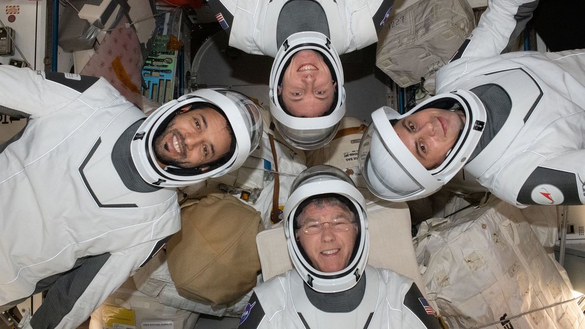 Kijk hoe de Crew-6 Dragon van SpaceX het internationale ruimtestation verlaat met vier astronauten aan boord op 3 september na vertraging