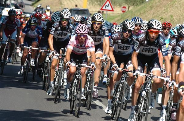 Richie Porte (Saxo Bank) surrounded by teammates