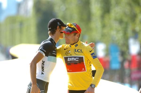 Andy Schleck (Leopard Trek) congratulates Cadel Evans (BMC).