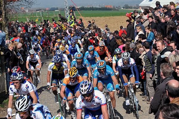 The bunch passes through on the Oude Kwaremont.