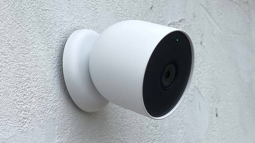Google Nest Cam (baterai) dipasang di luar ke dinding