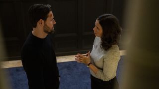 Luke Kleintank as Scott Forrester talking to Heida Reed as Jamie Kellett in FBI: International Season 3x01
