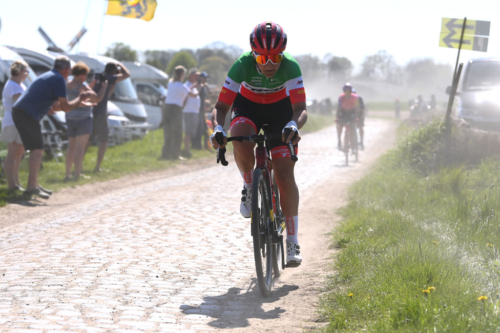 Elisa Longo Borghini solo at Paris-Roubaix Femmes