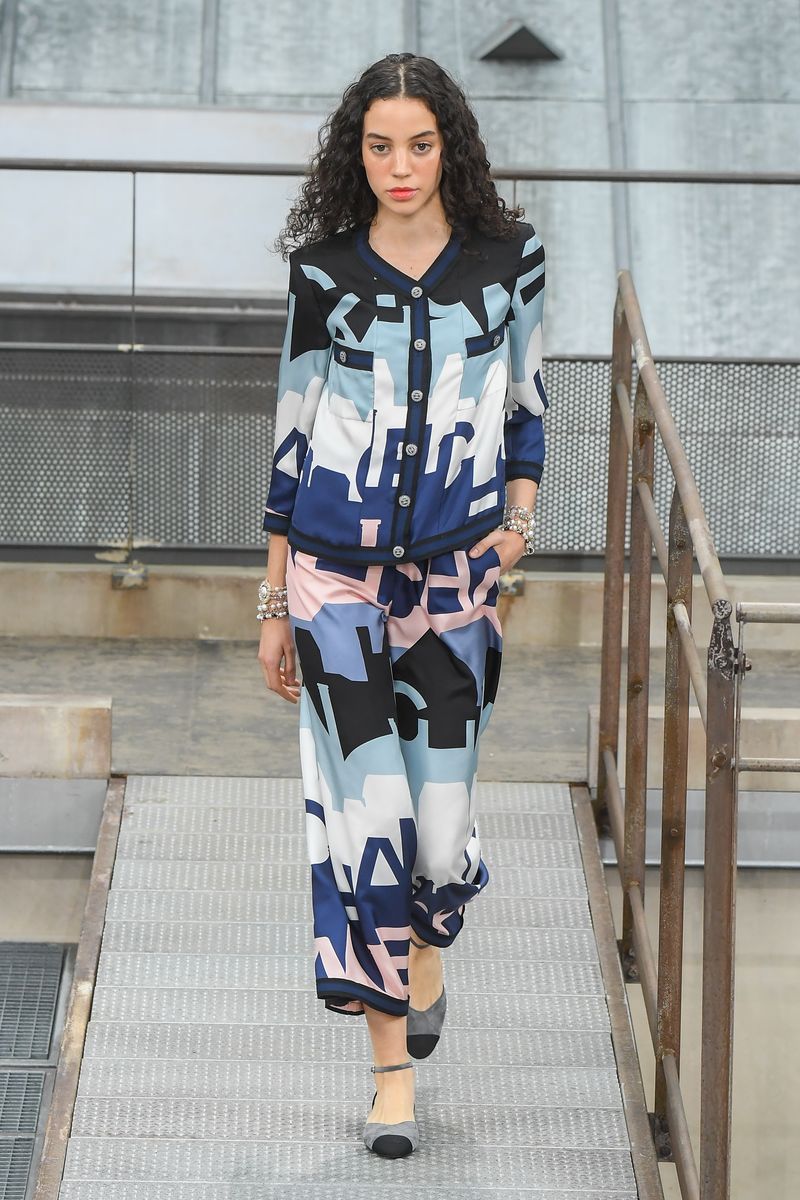 Clothing, Fashion, Street fashion, Fashion model, Footwear, Outerwear, Fashion show, Design, Sleeve, Trousers,