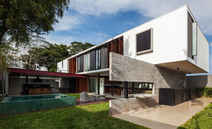 Sited in the upscale Planalto Paulista neighbourhood of São Paulo, this 800 sq m house was designed by emerging Brazilian architect Flávio Castro for a young family of four