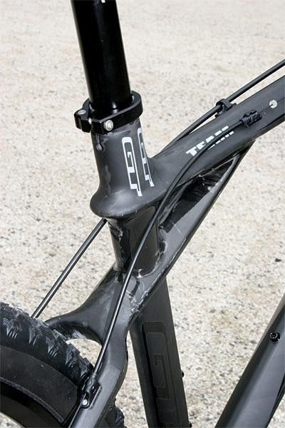 GT adapts many of the original Zaskar design cues in carbon.
