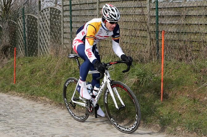 Jurgen Roelandts gives a demonstration of good cobble form