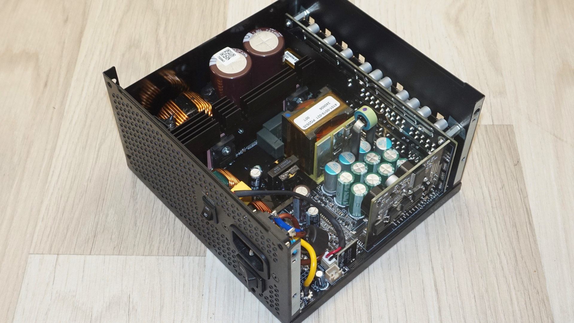 Montech Century II Gold 1050W ATX 3.1