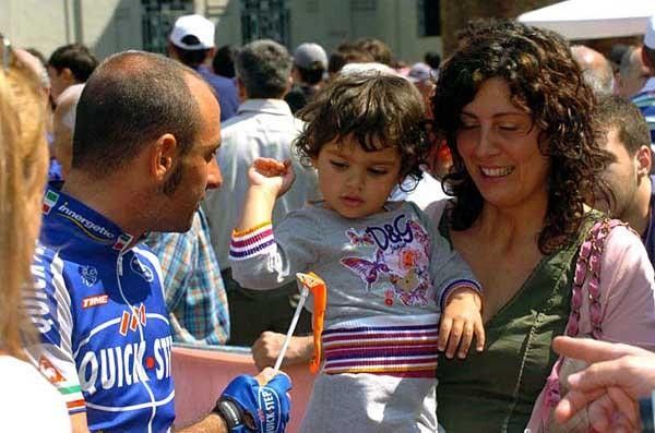 Don't you like what papa gave you? Paolo Bettini gets domestic at the start in Busseto