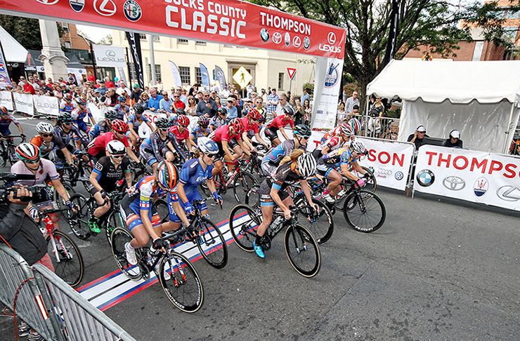 The Women's field takes off from the start line.