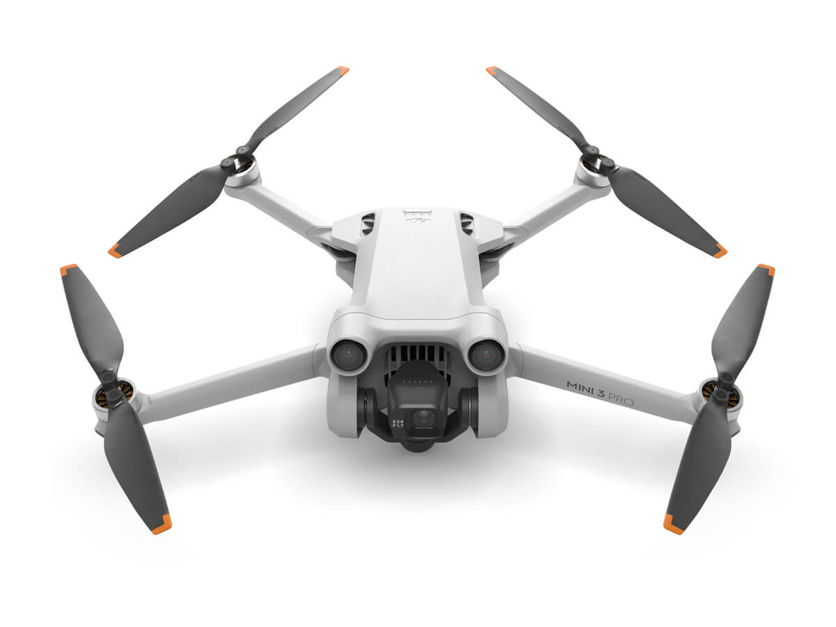 DJI Mini 3 drone valkoisella taustalla