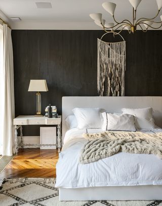 black boho bedroom ideas with dream catcher and wool blanket