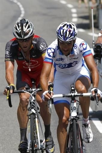Sandy Casar (FDJ) and Lance Armstrong in the break on stage 16.