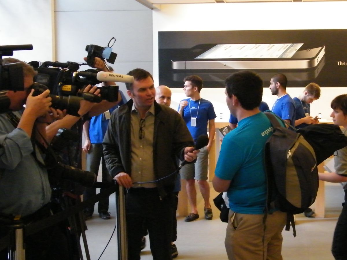 Iphone Queue Interview Controversy fronts UK iPhone 4 queue | TechRadar