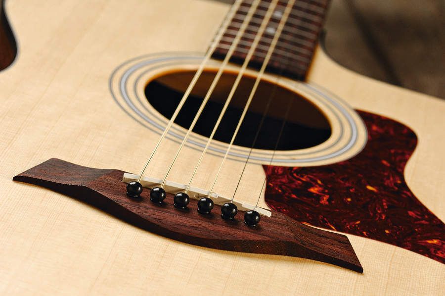 The guitar features a compensated Tusq saddle with 55mm string spacing.