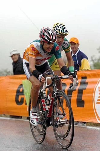 Carlos Sastre (CSC) struggles with Pereiro