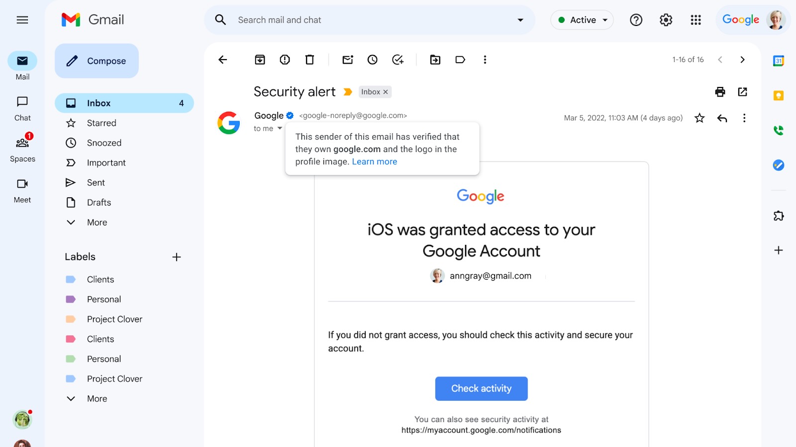 „Gmail“ el. pašto pavyzdys, kuriame šalia siuntėjo rodoma mėlyna varnelė.  Žymeklis užvedamas virš varnelės ir sukuriamas langelis, kuriame sakoma 