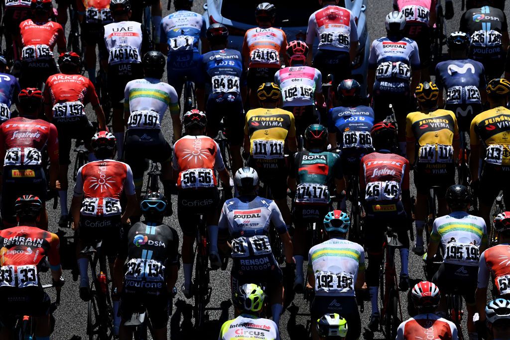 MOUNT LOFTY AUSTRALIA JANUARY 22 A general view of Michael Matthews of Australia and Team Jayco Alula Blue Sprint Jersey Mikkel Honore of Denmark and Tam EF Education Easypost Polka dot Mountain Jersey Jay Vine of Australia and UAE Team Emirates Orange Leader Jersey Magnus Sheffield of The United States and Team INEOS Grenadiers White Best Young Rider Jersey and the peloton competing during the 23rd Santos Tour Down Under 2023 Stage 5 a 1125km stage from Unley to Mount Lofty 727m TourDownUnder WorldTour on January 22 2023 in Mount Lofty Australia Photo by Tim de WaeleGetty Images