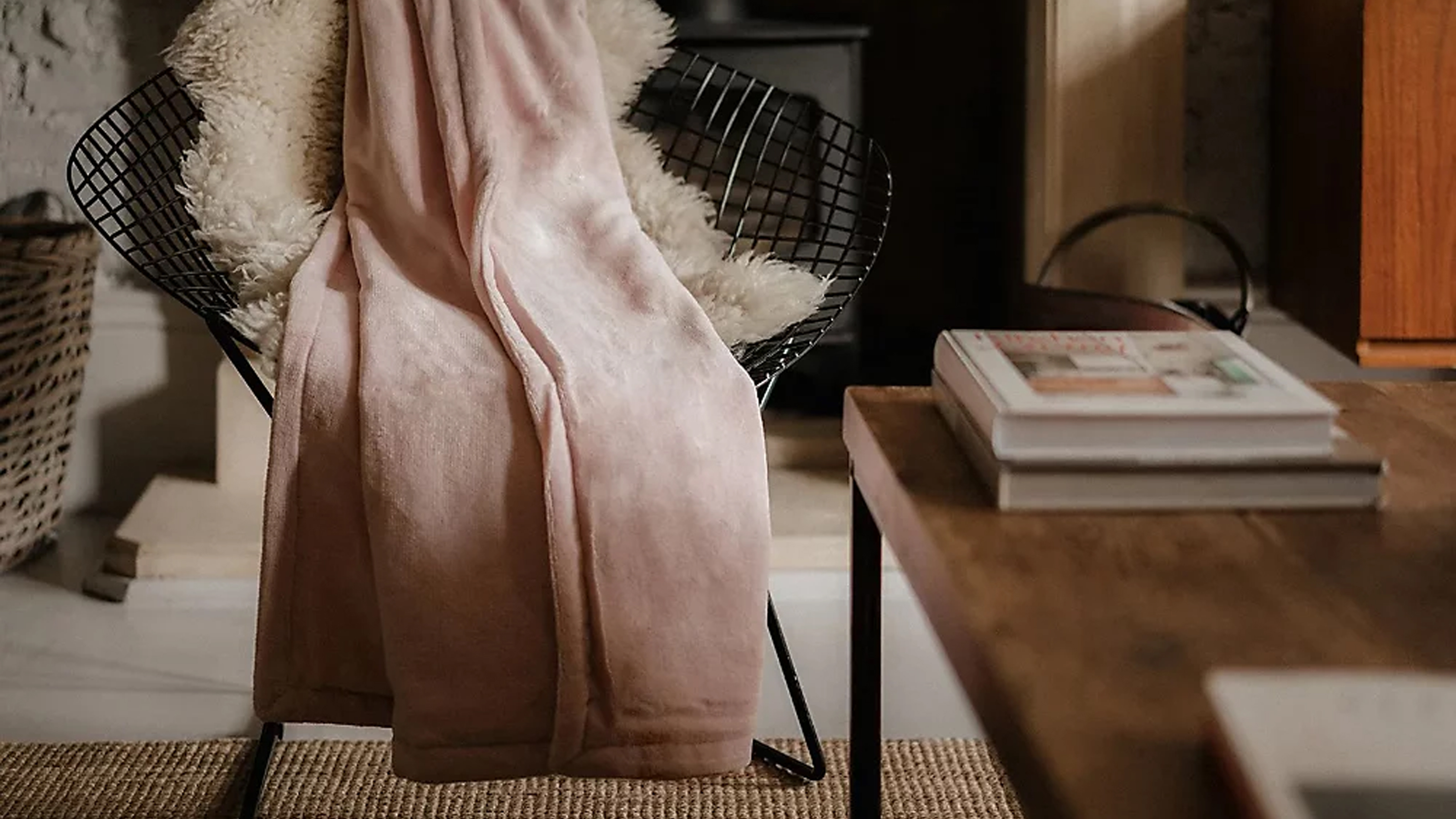 Dreamland heated throw in pink
