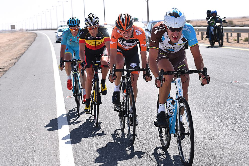 A four-man break gets away on the final circuits