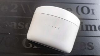 Review image of Yamaha TW-E5B showing white charging case