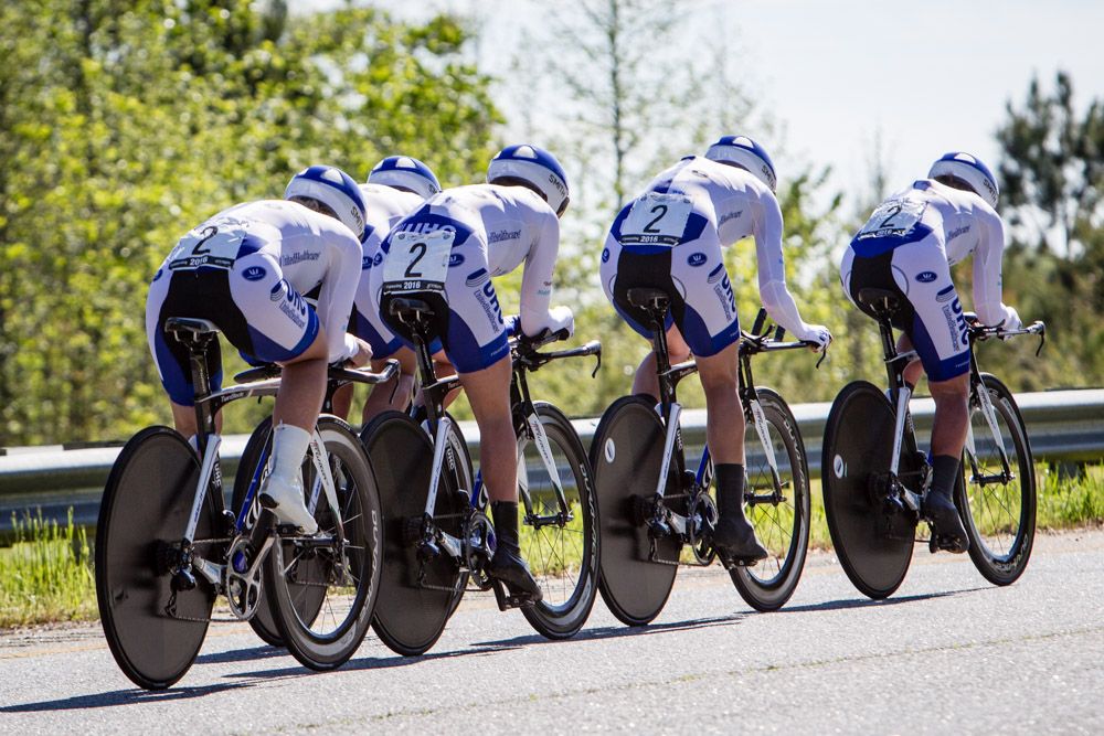 UnitedHealthcare women head up the final hill on the course.