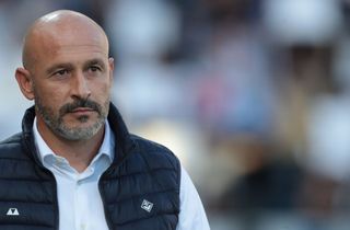 Fiorentina coach Vincenzo Italiano looks on during the Serie A match against Atalanta BC and ACF Fiorentina at Gewiss Stadium on October 02, 2022 in Bergamo, Italy