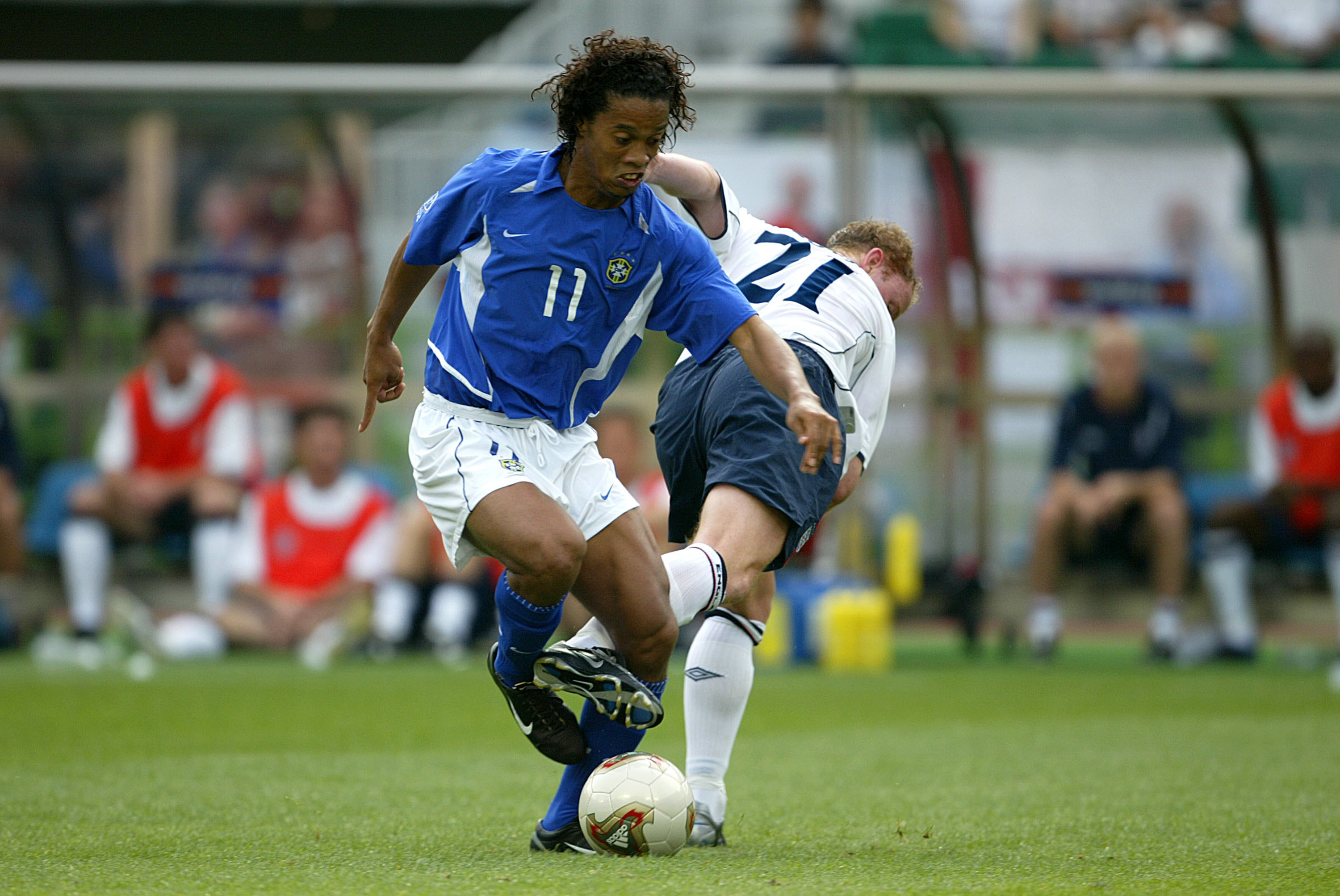 SHIZUOKA, JAPÃO - 21 DE JUNHO: Ronaldinho do Brasil e Nicky Butt da Inglaterra desafiam durante a partida das quartas de final da Copa do Mundo FIFA de 2002 entre Inglaterra e Brasil no Shizuoka Stadium Ecopa