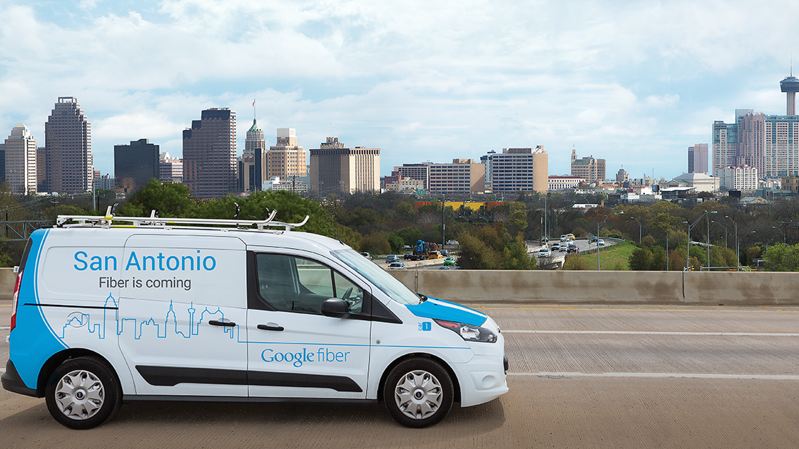 Ein Google Fiber-Lieferwagen auf einer Straße.