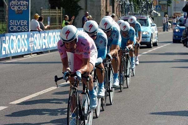 Stefan Schumacher (Gerolsteiner) does his turn in the maglia rosa