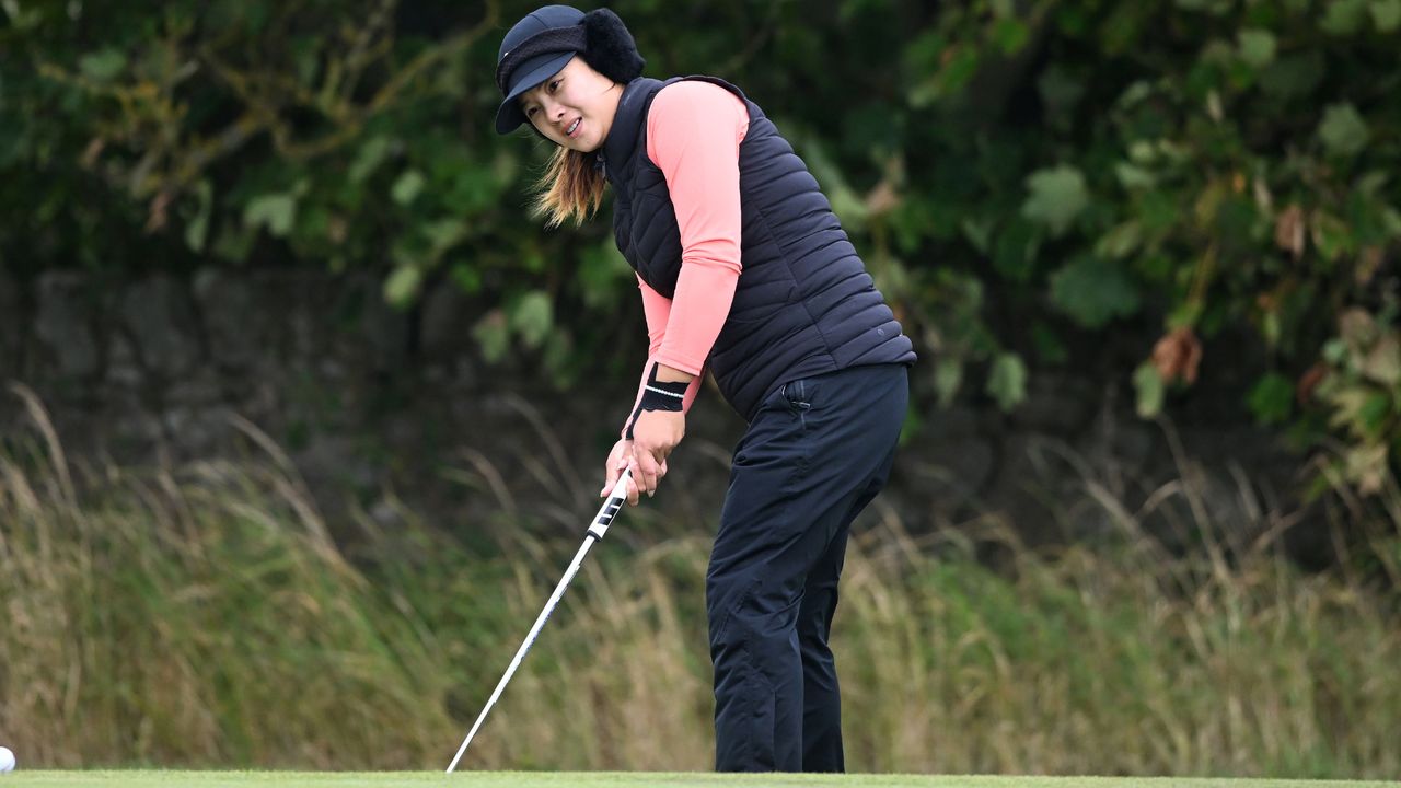 Weiwei Zhang putts at AIG Women&#039;s Open final qualifying