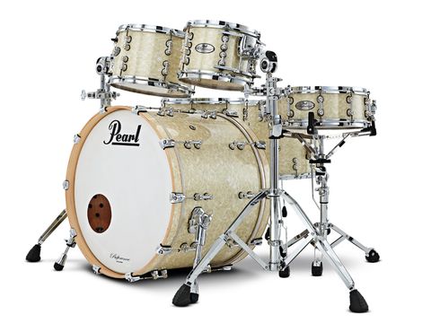 The vintage-style rounded bearing edge on the Pure Series bass drum thickens the attack and emphasises the dark mahogany timbre.