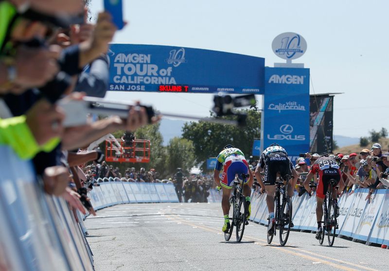 The rear shot of the sprint for second place