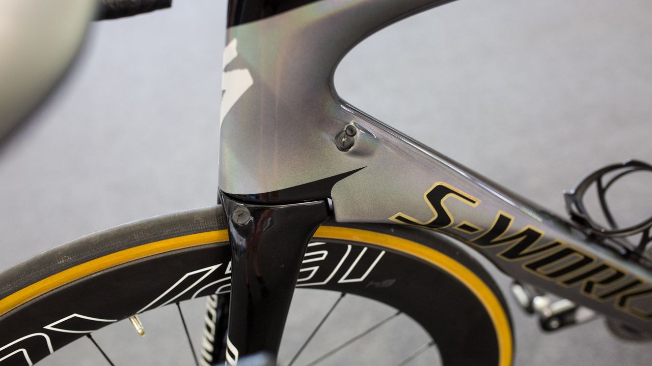 A curved down tube hugs the front wheel