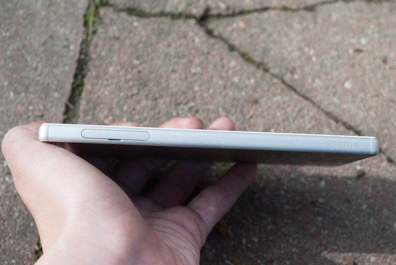 Nanosim slot