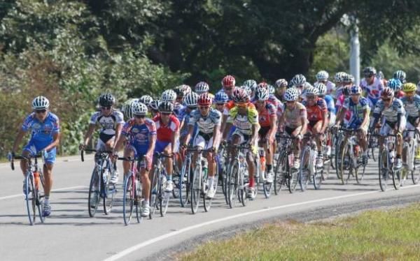 Juan Ruiz (Kino Tachira) leads the peloton.
