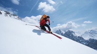 一个男人teleskiing下坡