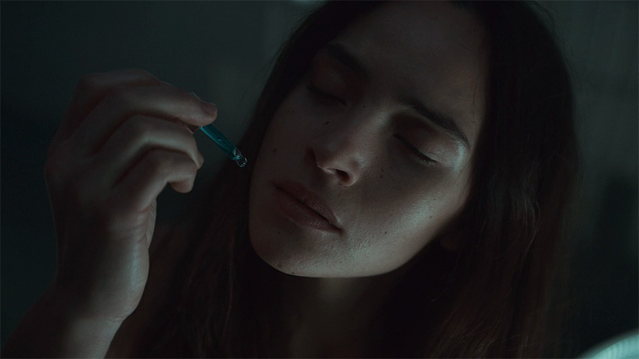Bix Caleen using the illicit drug Death Stick in Andor season 2 episode 6