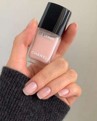 Uma mulher usando o esmalte Chanel Ballerina