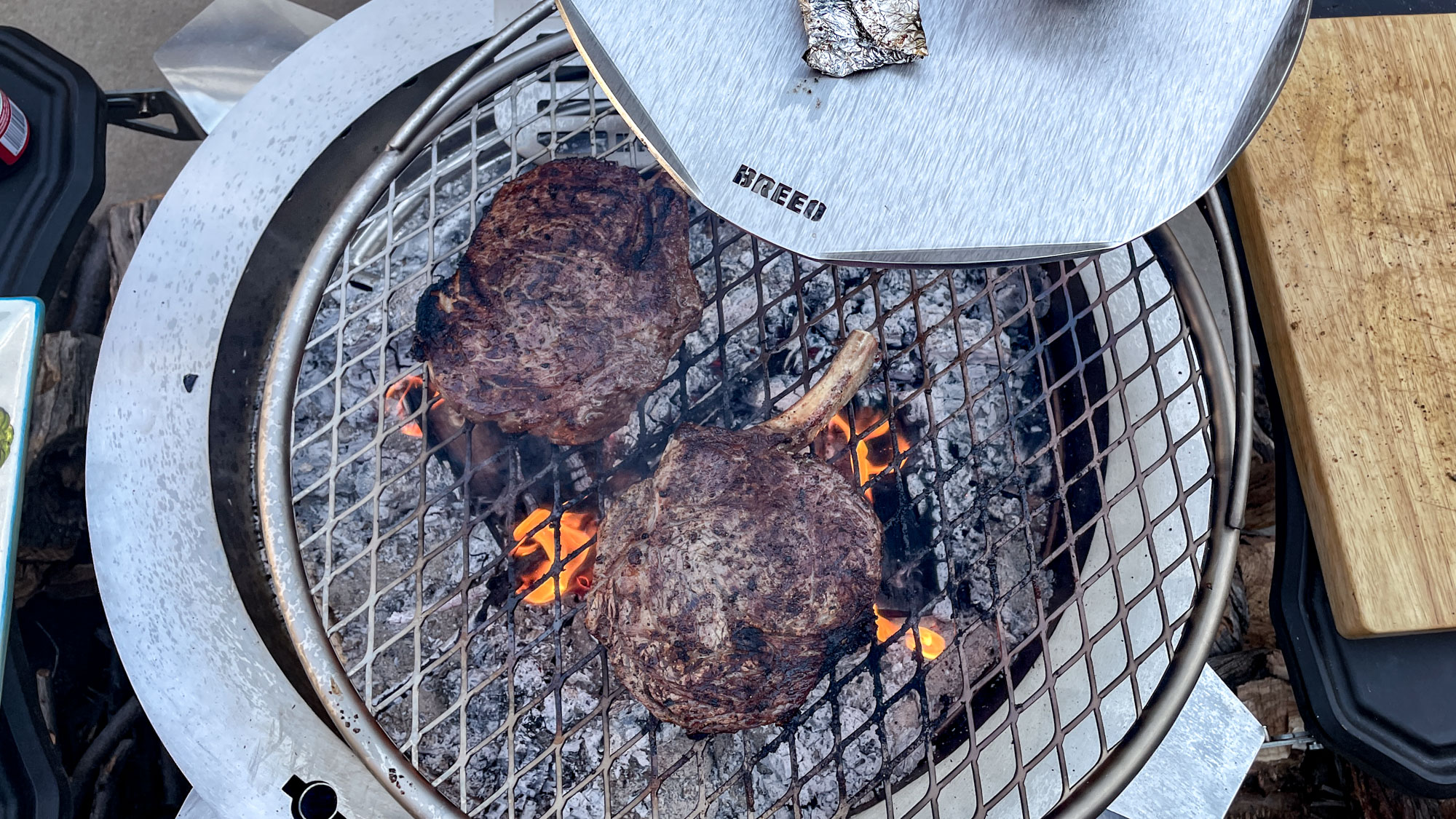 Breeo Live-Fire Grill grillt zwei Steaks