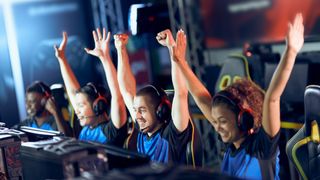 Glückliches PC Gaming Team wirft die Hände in die Luft